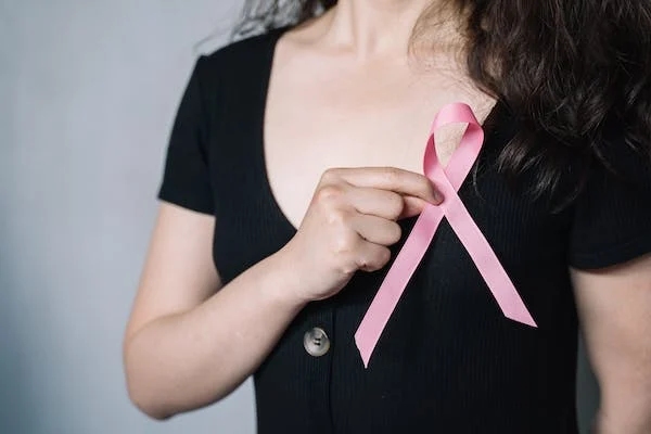 A mellrák elleni küzdelem rózsaszín szalagja
